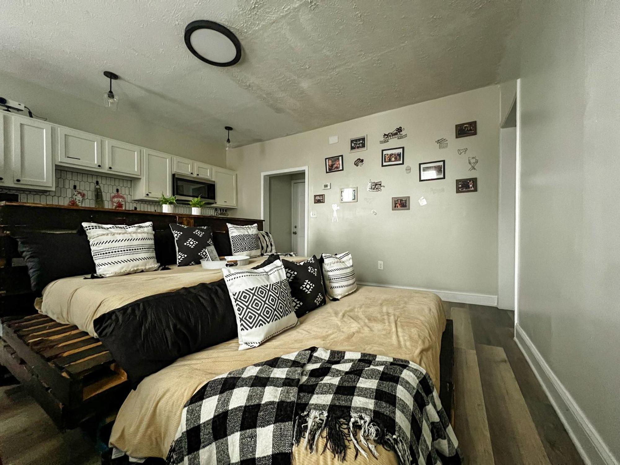 2 Lofts Downtown Louisville One Theater Room Extérieur photo